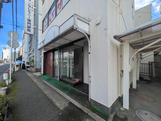 小川ビルの外観