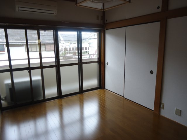 小金井市東町４丁目のアパートの居間・リビング