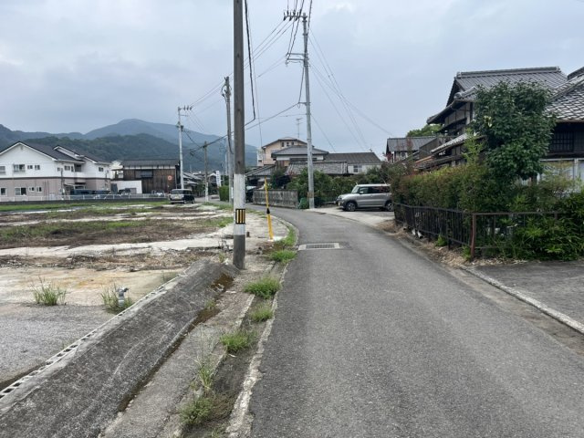 西条市洲之内土地【2,112】351.86坪の前面道路含む現地写真