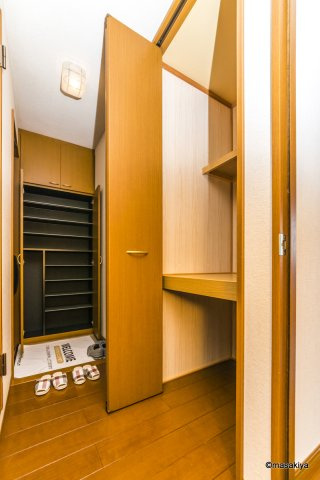 ラフィネス高田の玄関