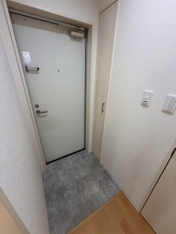 ロイヤルハイツ俊徳道の玄関