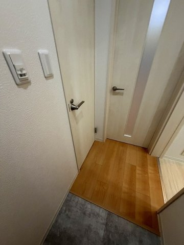 ロイヤルハイツ俊徳道の玄関