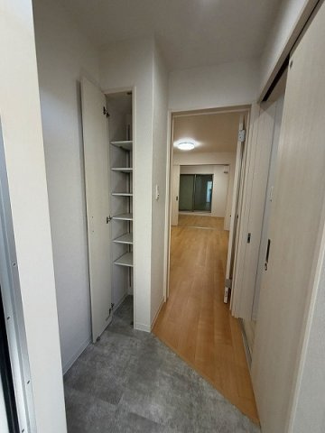 ロイヤルハイツ俊徳道の玄関