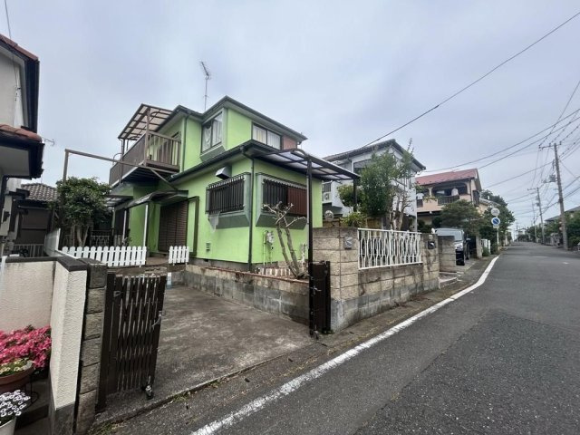 入間市新久　中古戸建の前面道路含む現地写真