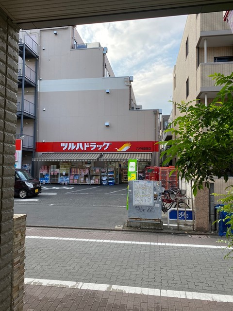 ラスリーズのその他|建物前は広く明るい商店街なので夜の帰宅時も安心
