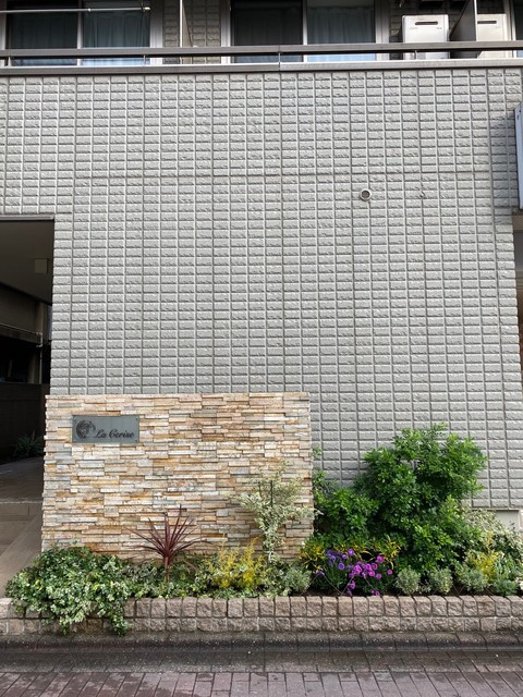 ラスリーズのその他|こだわりがある建物館名板