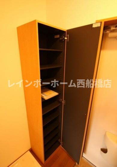 レオ五番館の玄関