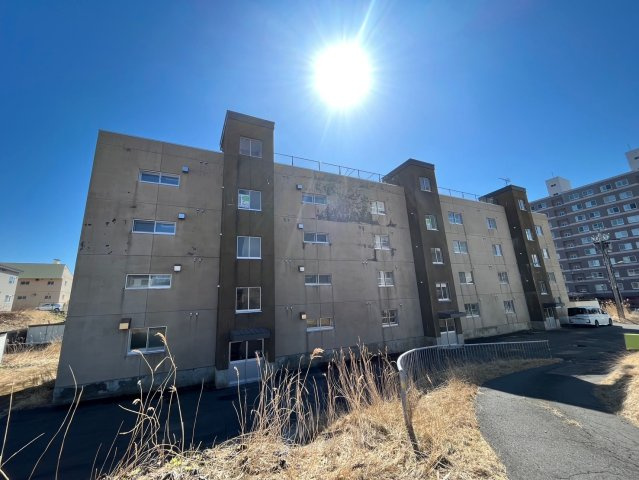 鶴ケ岱マンションの外観