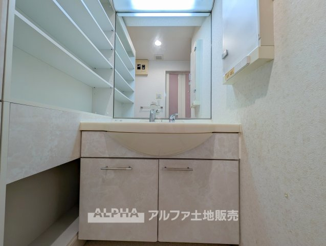 エスカイア福生の独立洗面台|【Daily Wash】◆毎日使いやすい洗面スペース◆
玄関からアクセスしやすい位置に設けられた洗面室。浴室にもつながり、水回りがまとまった間取りです。