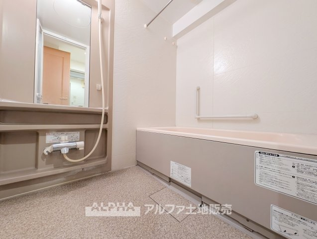 エスカイア福生の浴室|【Relaxing Bath】◆一日の疲れを癒やす浴室◆
独立した浴室で、一日の終わりに落ち着いたバスタイムを。洗面室と隣接した使いやすい水回り動線です。