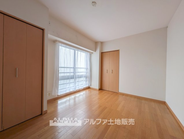 エスカイア福生の洋室|【Private Room】◆2つの洋室を配置◆
約7.2帖と約6.4帖の洋室を確保。寝室や子ども部屋、ワークスペースなど暮らしに合わせて使い分けられます。