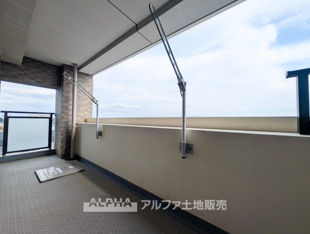 エスカイア福生のバルコニー|【Balcony Life】◆LDKからつながるバルコニー◆
LDKと洋室約6.4帖から出入りできるバルコニー。複数の居室に面し、室内へ光を取り込みやすい設計です。