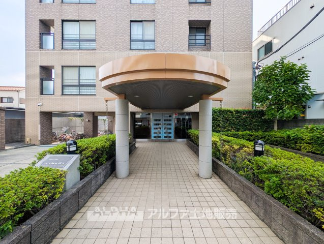 エスカイア福生の外観|【Urban Residence】◆街並みに映えるマンション◆
地上13階建、総戸数24戸のマンション。JR青梅線「福生」駅徒歩約7分、毎日の移動にも便利な立地です。