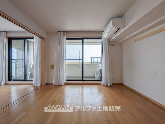 エスカイア福生の居間・リビング|【Bright Room】◆南東角部屋◆
バルコニーに面した約13.6帖の明るいLDKです。