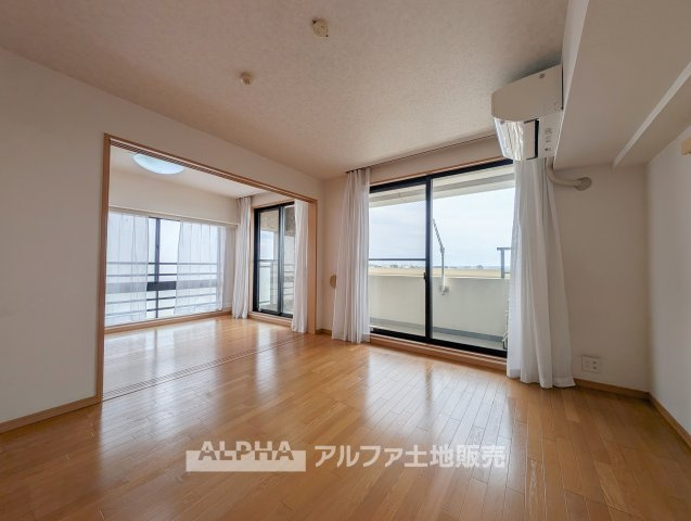 エスカイア福生の居間・リビング|【Sunny Living】◆光が届くLDK◆
バルコニーに面した約13.6帖のLDK。明るい住空間で家族との時間を楽しめます。