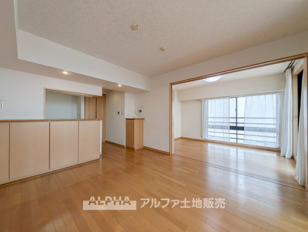 エスカイア福生の居間・リビング|【Open Living】◆開放感のある角住戸◆
南東角部屋ならではの採光と開放感が魅力。家具の配置を考えながら、自分好みのリビングをつくれます。