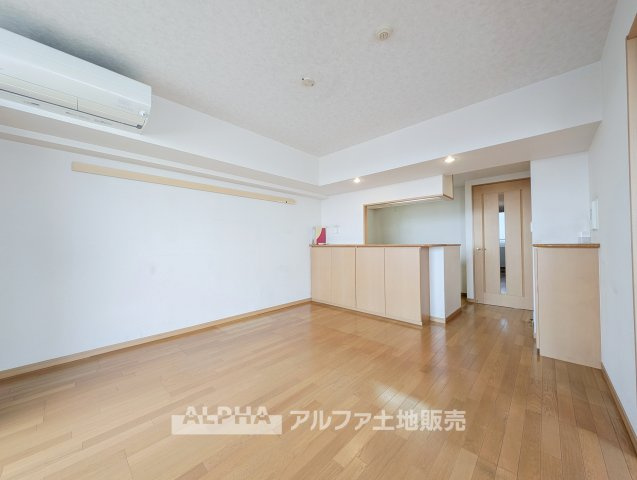 エスカイア福生の居間・リビング|【Bright Living】◆南東角部屋の明るいLDK◆
二面から光を取り込みやすい角部屋ならではのLDK。家族が集まる場所を明るく開放的な空間に演出します。