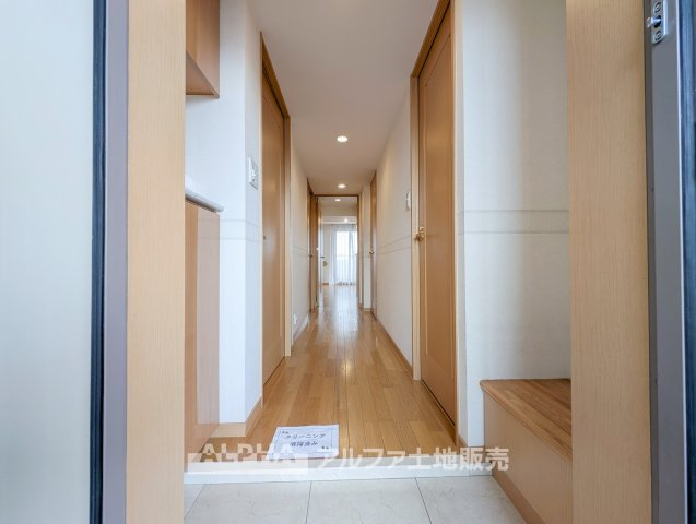 エスカイア福生の玄関|【Welcome Home】◆住まいの第一歩◆
毎日の外出や帰宅を迎える玄関スペース。廊下から各居室や水回りへつながる、使いやすい動線です。