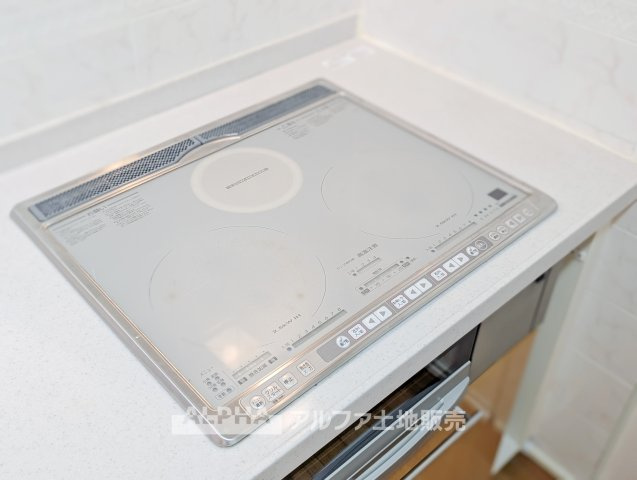 エスカイア福生のキッチン|【IH Cooking】◆お手入れしやすいIH◆
フラットな天板で調理後のお手入れがしやすいIH。キッチンまわりをすっきり保ちやすい設備です。