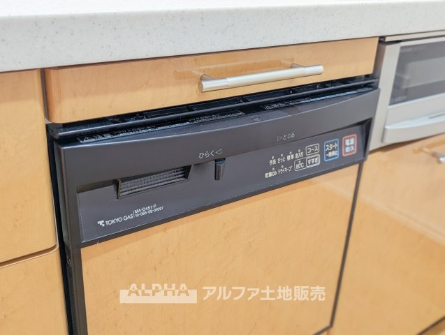 エスカイア福生のキッチン|【Dishwasher】◆食後の家事を効率よく◆
食器洗いの手間を軽減してくれる食洗機。後片付けの時間を短縮し、家族との時間を確保しやすくなります。