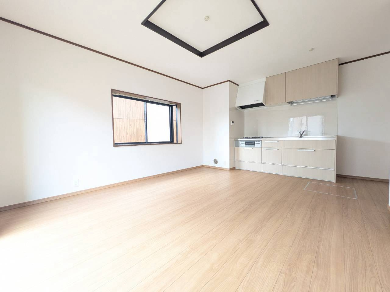 入間市南峯中古戸建の居間・リビング|1階にはご家族でくつろげる12帖の広々としたリビングダイニングを配置！全面リフォーム済みのため、新生活を気持ちよくスタートできます。
