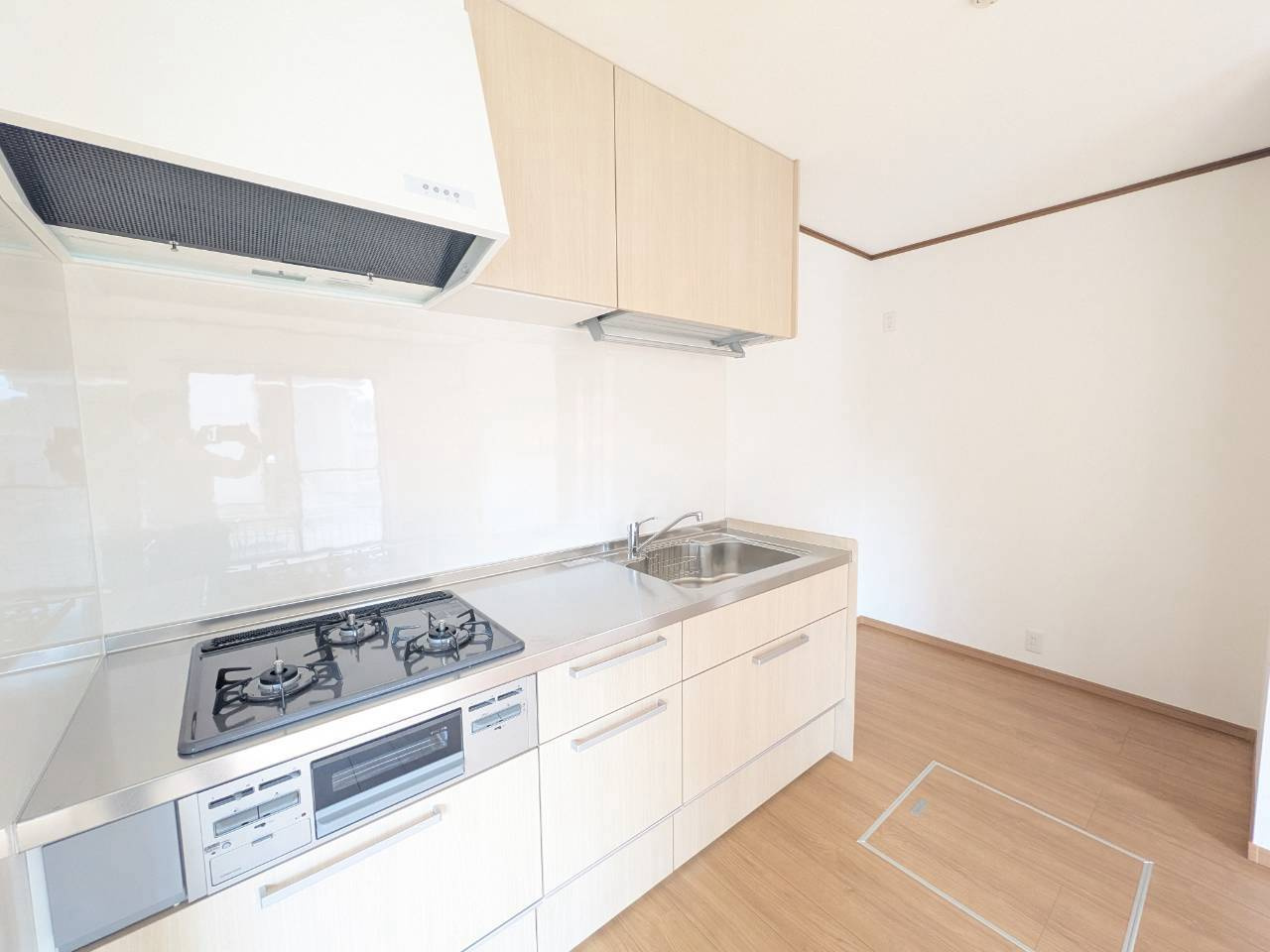 入間市南峯中古戸建のキッチン|全面リフォーム済みでピカピカのシステムキッチンです！毎日のお料理も気持ちよく楽しめます。上下に収納スペースもしっかり確保されており、調理器具や食器もスッキリ片付きます！