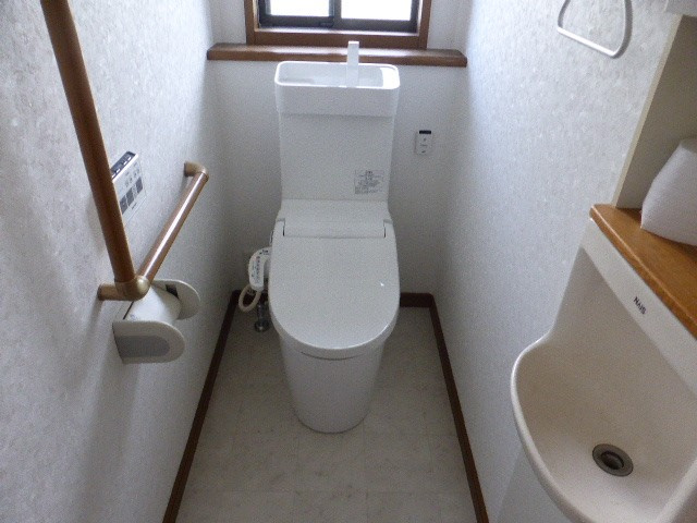 西原９丁目戸建てのトイレ|ゆったりとした空間のトイレです