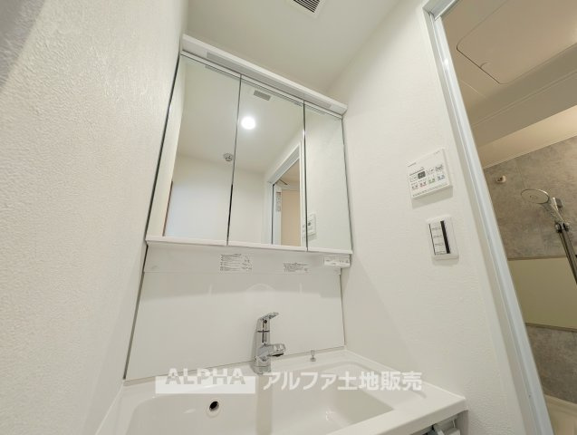 ロイヤル多摩蘭坂ハイツの独立洗面台|【Daily Wash】◆使いやすい洗面空間◆
浴室に隣接した独立洗面室。洗面化粧台も新しくなり、身支度から入浴までスムーズに使える空間です。