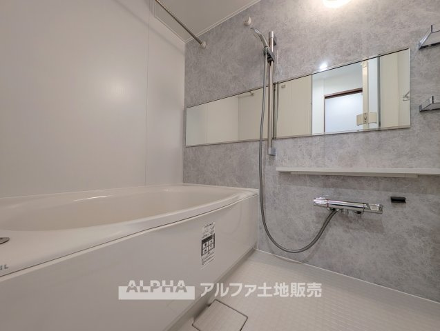 ロイヤル多摩蘭坂ハイツの浴室|【Relaxing Bath】◆追焚・換気乾燥機付き◆
ユニットバスを新規交換予定。追焚機能と換気乾燥機を備え、一日の終わりに心地よいバスタイムを楽しめます。