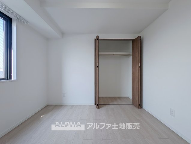 ロイヤル多摩蘭坂ハイツの洋室|【Private Room】◆用途に合わせて使える洋室◆
3つの洋室を備えた3LDK。寝室や子ども部屋など家族構成に合わせて使え、洋室1はLDKとの一体利用も可能です。