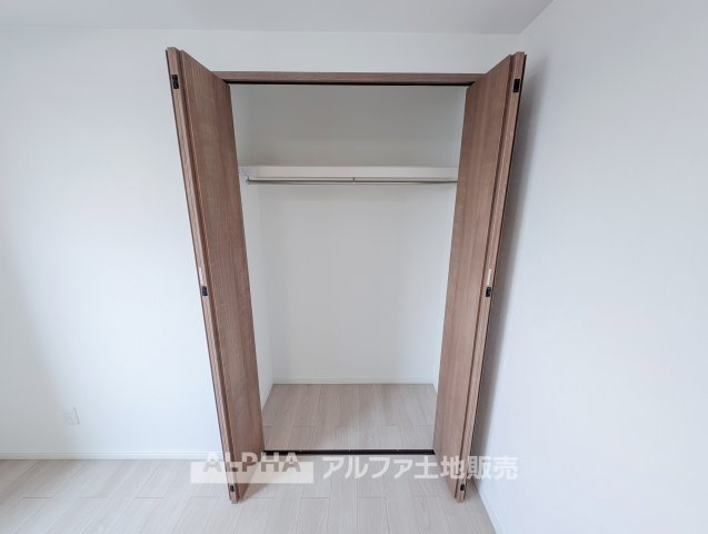 ロイヤル多摩蘭坂ハイツの収納|【Smart Storage】◆各所に収納を配置◆
各洋室にクローゼットや収納スペースを配置。衣類や生活用品を整理しやすく、居住空間をすっきり使えます。
