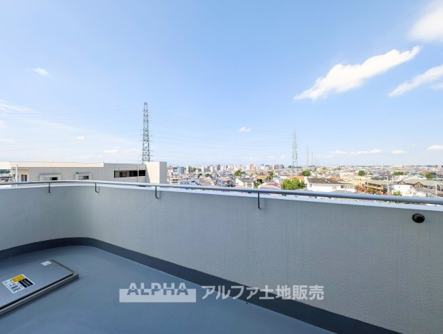 ロイヤル多摩蘭坂ハイツのバルコニー|【Balcony Life】◆最上階からの眺望◆
最上階6階部分のバルコニー。日当り・眺望良好で、開放感を感じながら外の景色を楽しめます。