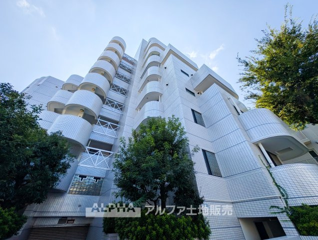 ロイヤル多摩蘭坂ハイツの外観|【Urban Residence】◆落ち着いた佇まい◆
地下1階付8階建、総戸数22戸のマンション。JR中央線「国立」駅徒歩15分の立地で新生活を始められます。