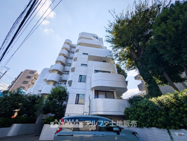 ロイヤル多摩蘭坂ハイツの外観|【Welcome Home】◆最上階住戸のマンション◆
JR中央線「国立」駅徒歩15分。今回のお部屋は最上階6階部分に位置し、日当り・眺望良好な住戸です。