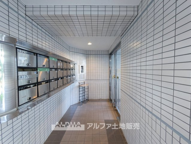 ロイヤル多摩蘭坂ハイツのエントランス|【Welcome Entrance】◆住まいへと迎える空間◆
マンションの顔となるエントランス。毎日の外出や帰宅を迎える、落ち着いた印象の共用スペースです。