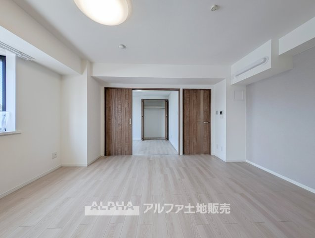 ロイヤル多摩蘭坂ハイツの居間・リビング|【Open Living】◆広がりを楽しむ住空間◆
リビングと洋室1をつなげて使える間取り。普段は広く、必要に応じて居室として使い分けられます。
