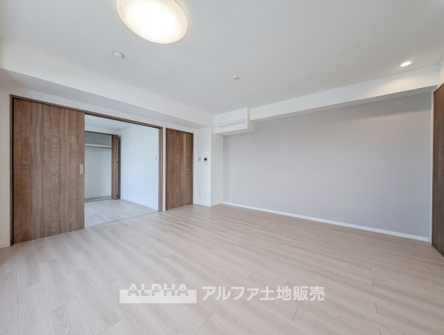 ロイヤル多摩蘭坂ハイツの居間・リビング|【Sunlight & Comfort】◆日当り良好なLDK◆
最上階6階部分に位置する明るい住空間。日差しを感じながら、家族との時間を穏やかに楽しめます。