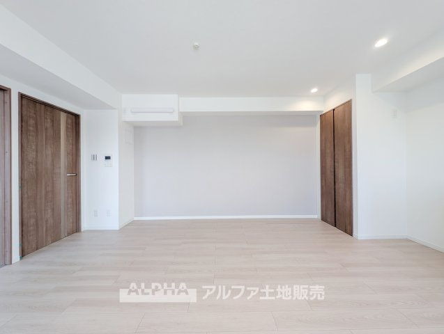 ロイヤル多摩蘭坂ハイツの居間・リビング|【Family Time】◆家族が集まる住空間◆
洋室1を開放すればリビングの延長として利用可能。ライフスタイルに合わせて空間を広く使える間取りです。