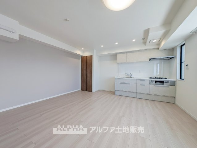 ロイヤル多摩蘭坂ハイツの居間・リビング|【Bright & Spacious Living】◆光を感じるリビング◆
最上階ならではの明るさを感じられるLDK。家族が自然と集まり、団らんの時間を心地よく過ごせる空間です。