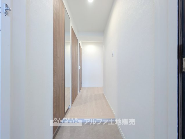 ロイヤル多摩蘭坂ハイツの玄関|【Welcome Home】◆毎日を迎える玄関◆
住まいの第一印象となる玄関。収納スペースも設けられ、靴や日用品を整理しながらすっきり使えます。