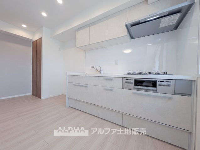 ロイヤル多摩蘭坂ハイツのキッチン|【Kitchen Style】◆新規交換予定のキッチン◆
使いやすさを考えたシステムキッチンへ新規交換予定。毎日の料理を楽しめる、すっきりとした調理空間です。