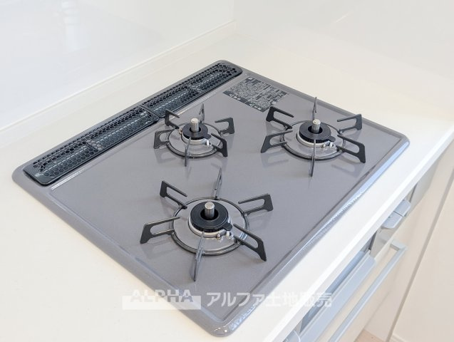 ロイヤル多摩蘭坂ハイツのキッチン|【Gas Cooking】◆火力を見ながら調理◆
火加減を目で確認しながら調理できるガスコンロ。炒め物や煮込み料理など、幅広いメニューに活躍します。