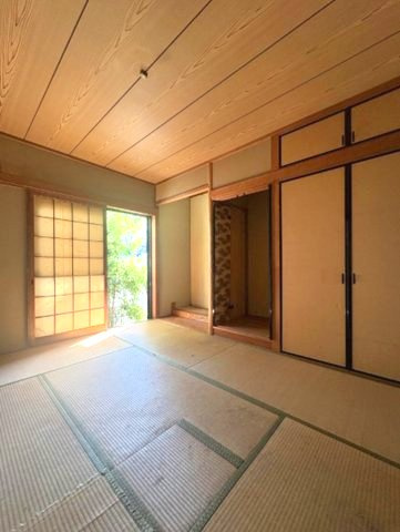 段上町5丁目の収納|大きな窓からたっぷりと陽光が注がれる明るい空間。家族の成長に対応できる永住仕様の間取り。