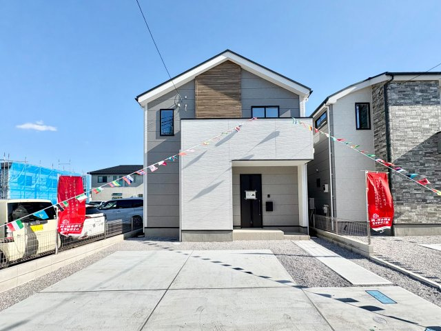 《仲介手数料半額》上尾市緑丘9期　全2棟　2号棟の外観|芝川小学校徒歩5分、駅徒歩13分。約23帖のLDKと広々とした主寝室を備え、並列3台駐車可能。全2棟で販売開始された新築住宅です。