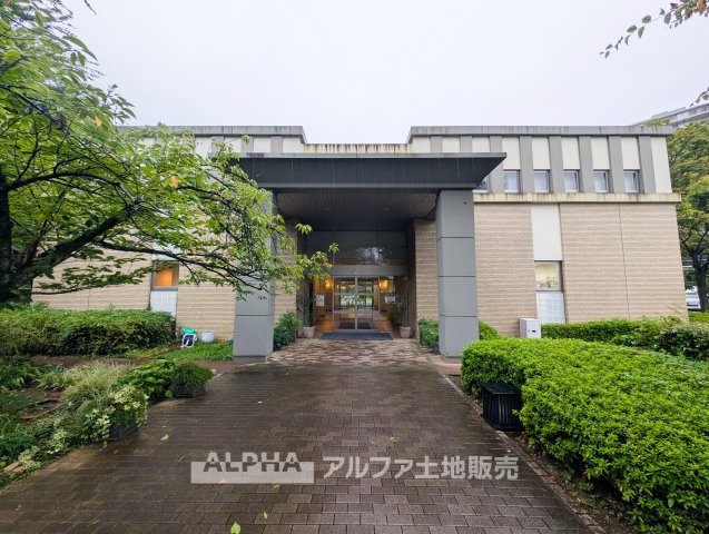 レガリアの外観|【Grand Residence】◆総戸数550戸の大規模マンション◆
存在感のある地上15階建のマンション。24時間有人管理を採用し、多くの世帯が暮らす住環境が整っています。