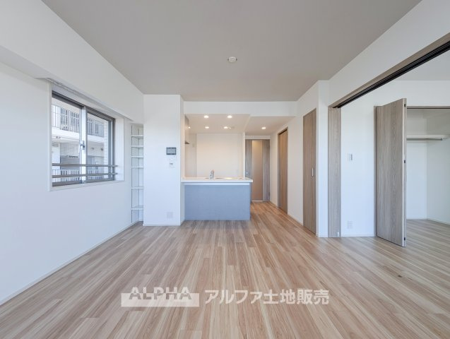 レガリアの居間・リビング|【Feel the Light & Breeze】◆眺望を楽しむリビング◆
11階ならではの眺望が広がるLDK。窓辺から景色を楽しみながら、心地よい時間を過ごせます。