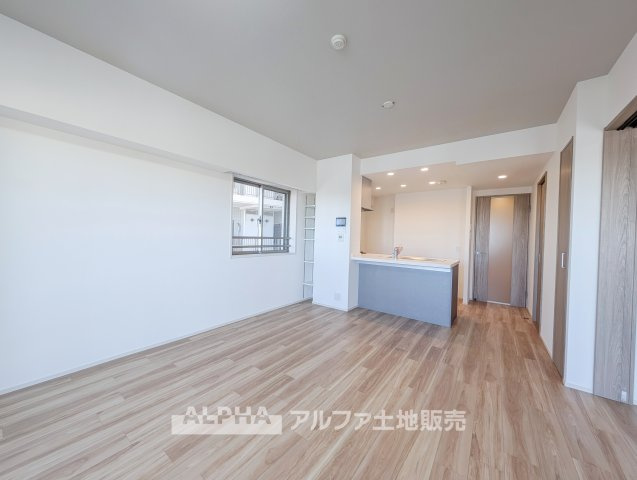 レガリアの居間・リビング|【Open Living】◆会話がつながるLDK◆
キッチンとリビングがつながる約14.1帖のLDK。料理中も家族とのコミュニケーションが取りやすい間取りです。