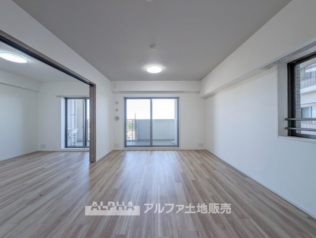レガリアの居間・リビング|【Sunlight & Comfort】◆南角住戸の心地よさ◆
11階部分の南角住戸。約14.1帖のLDKで、景色を眺めながら家族との時間を楽しめます。