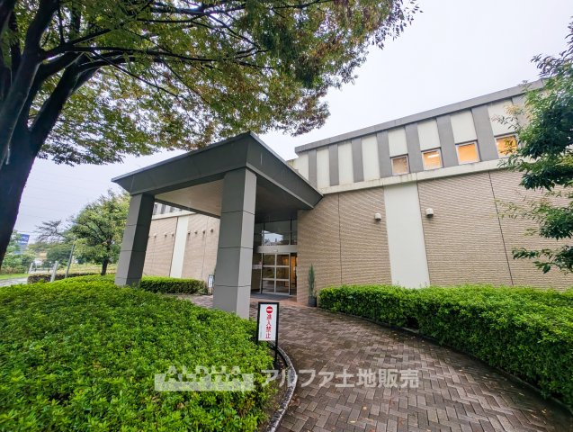 レガリアの外観|【Entrance Style】◆暮らしの入口◆
住戸へとつながるマンションエントランス。24時間有人管理を採用し、日々の暮らしに安心感を添えます。
