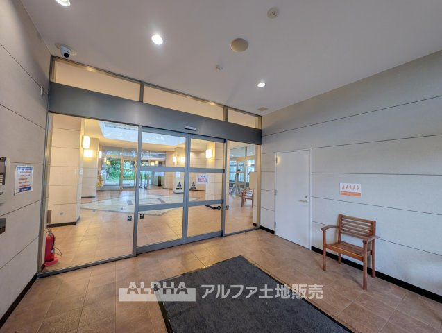 レガリアのエントランス|【Welcome Entrance】◆住まいへと迎える空間◆
マンションの顔となるエントランス。総戸数550戸の暮らしを支える、毎日の行き帰りに利用する共用空間です。